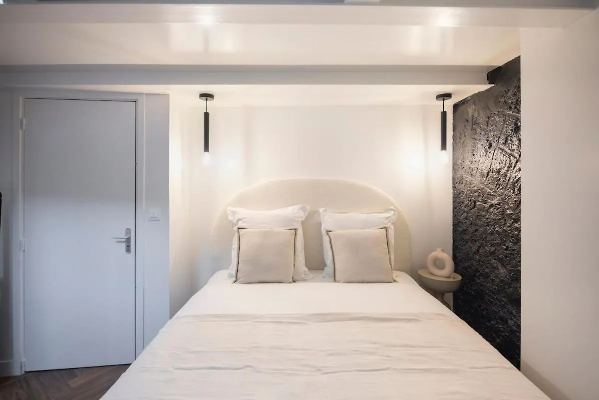 Modern Apartment In Nation Paris France